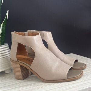Women's Beige LUCKY BRAND Peep-Toe Block Heel Sandals!! EUC!!